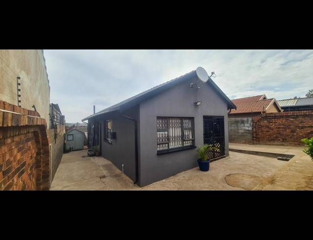 4 BEDROOM HOUSE FOR SALE IN PROTEA NORTH